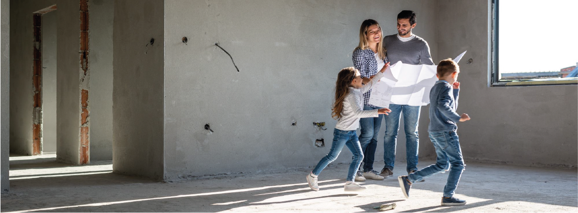 PIA Familie betrachtet Bauplan