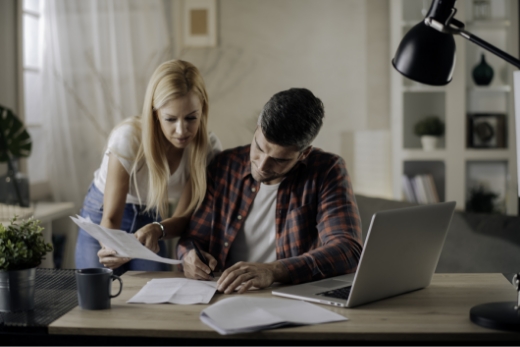 Verkaufen Besorgtes junges Paar mit Finanzrechnungen Stockfoto